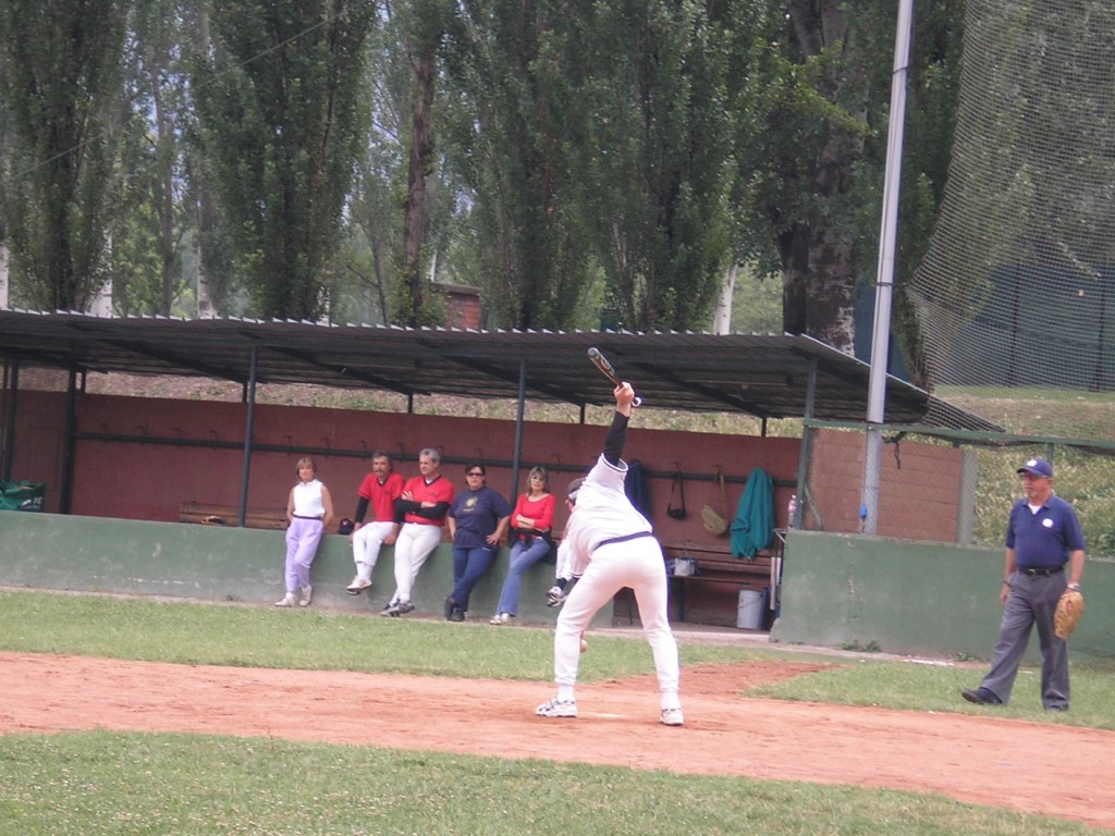 Un thunder, con la mazza alta nel cielo, si appresta a sfogare tutta la sua forza sulla pallina!